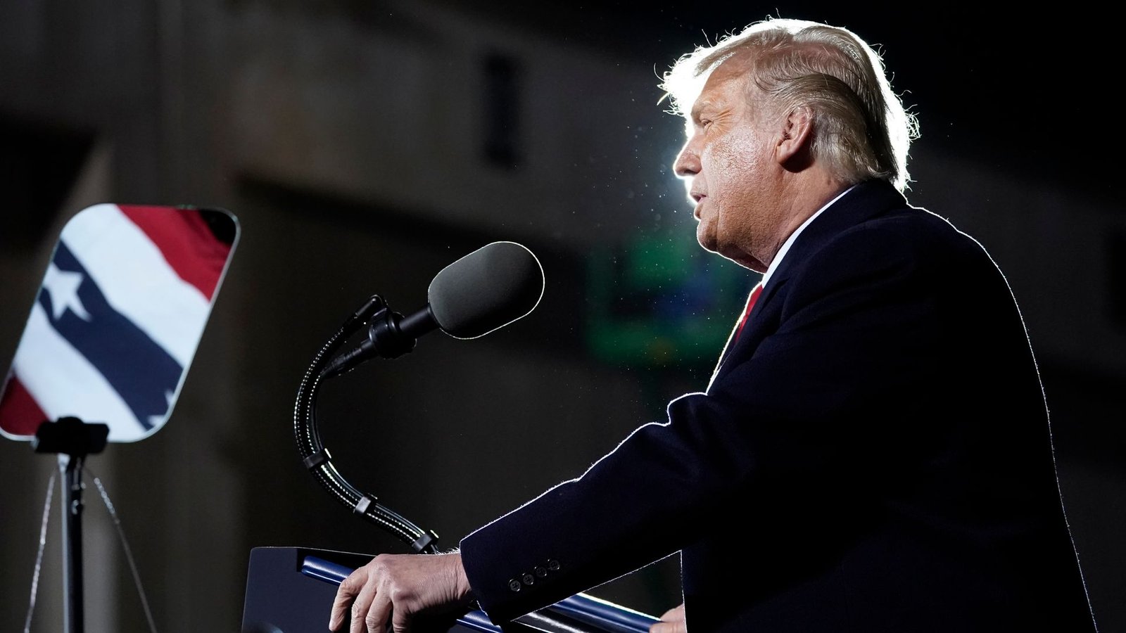Donald Trump’s teleprompter operator put on unpaid leave after allegedly betting on president’s speeches